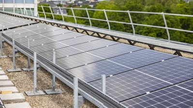 Weiterer Schritt zu nachhaltiger Verwaltung: Ministerpräsident Wüst nimmt Photovoltaik-Anlage auf Dach der Staatskanzlei in Betrieb