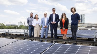 Weiterer Schritt zu nachhaltiger Verwaltung: Ministerpräsident Wüst nimmt Photovoltaik-Anlage auf Dach der Staatskanzlei in Betrieb