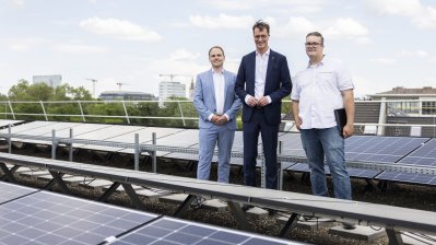 Weiterer Schritt zu nachhaltiger Verwaltung: Ministerpräsident Wüst nimmt Photovoltaik-Anlage auf Dach der Staatskanzlei in Betrieb