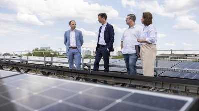 Weiterer Schritt zu nachhaltiger Verwaltung: Ministerpräsident Wüst nimmt Photovoltaik-Anlage auf Dach der Staatskanzlei in Betrieb