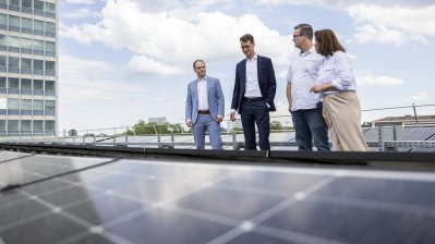 Weiterer Schritt zu nachhaltiger Verwaltung: Ministerpräsident Wüst nimmt Photovoltaik-Anlage auf Dach der Staatskanzlei in Betrieb