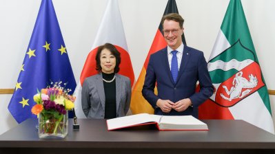 Ministerpräsident Wüst im Gespräch mit der Botschafterin von Japan in Deutschland bei ihrem Antrittsbesuch