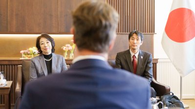 Ministerpräsident Wüst im Gespräch mit der Botschafterin von Japan in Deutschland bei ihrem Antrittsbesuch