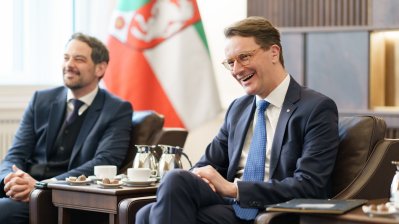 Ministerpräsident Wüst im Gespräch mit der Botschafterin von Japan in Deutschland bei ihrem Antrittsbesuch