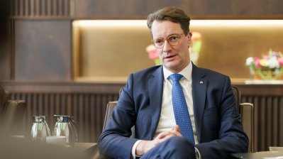 Ministerpräsident Wüst im Gespräch mit der Botschafterin von Japan in Deutschland bei ihrem Antrittsbesuch