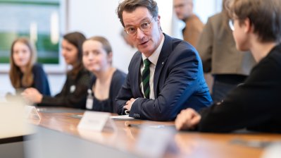 Girls' & Boys' Day: Schülerinnen und Schüler treffen Ministerpräsident Wüst und entdecken IT und Verwaltung