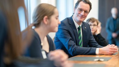 Girls' & Boys' Day: Schülerinnen und Schüler treffen Ministerpräsident Wüst und entdecken IT und Verwaltung
