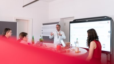 Girls' & Boys' Day: Schülerinnen und Schüler treffen Ministerpräsident Wüst und entdecken IT und Verwaltung