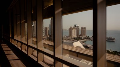Ausblick auf Dohar durch ein Fenster