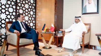 Gesprächssituation vor Flaggen