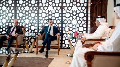 Gesprächssituation vor Flaggen