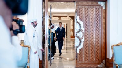 Ministerpräsident Wüst schreitet durch die Tür