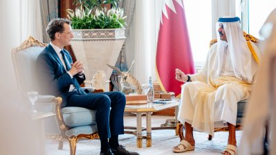 Gesprächssituation vor Flaggen