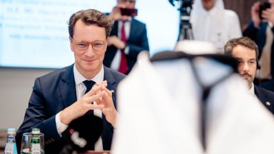 Ministerpräsident Wüst hört seinem gegenüber zu