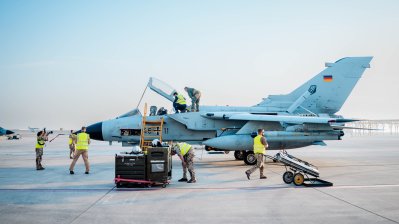 Soldaten beladen einen Kampfjet