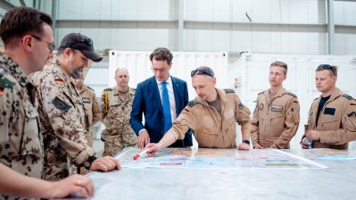 Ministerpräsident Wüst und Gruppenmitglieder unterhalten sich