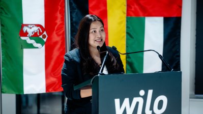 Eine Frau spricht am Rednerpult