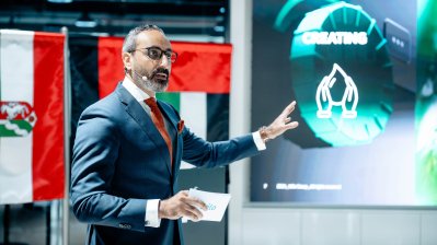 Ein Mann spricht am Rednerpult