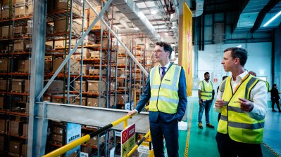 Rundgang durch ein Paketlager mit hohen Regalen