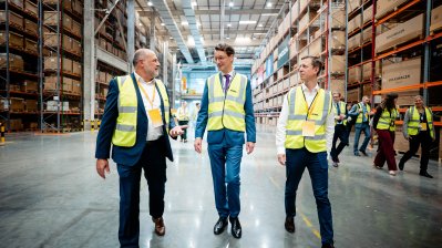 Rundgang durch ein Paketlager mit hohen Regalen