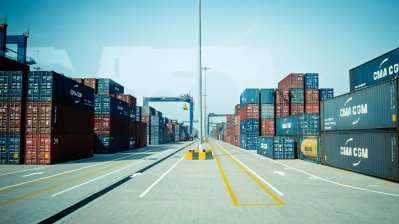 Ansicht des Hafens mit vielen Containern