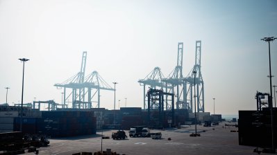 Ansicht des Hafens mit vielen Kränen