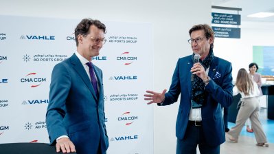 Ein Vertreter hält eine rede, neben ihm Ministerpräsident Wüst