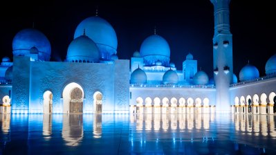 Außenansicht der Moschee bei Nacht