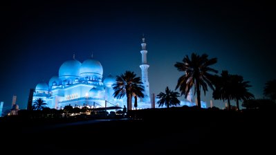 Entfernte Außenansicht der Moschee bei Nacht