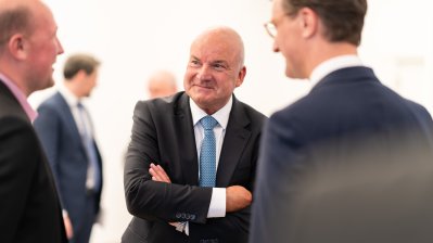 Ministerpräsident Hendrick Wüst spricht mit Vertretern der US-Wirtschaft in der Staatskanzlei