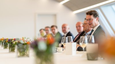 Ministerpräsident Hendrick Wüst spricht mit Vertretern der US-Wirtschaft in der Staatskanzlei