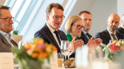 Ministerpräsident Hendrick Wüst spricht mit Vertretern der US-Wirtschaft in der Staatskanzlei