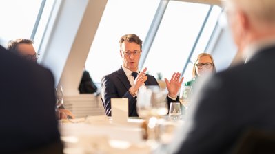 Ministerpräsident Hendrick Wüst spricht mit Vertretern der US-Wirtschaft in der Staatskanzlei