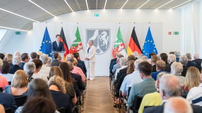 Ministerpräsident Hendrik Wüst verleiht den Verdienstorden des Landes Nordrhein-Westfalen an 15 Persönlichkeiten