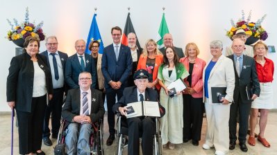 Ministerpräsident Hendrik Wüst  mit den Preisträger Karl-Heinz Sandbaumhüter und Freunden