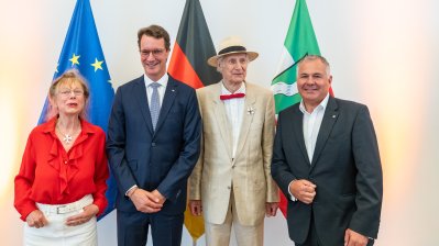 Ministerpräsident Hendrik mit den Preisträgern Wicze Braun und Wolfgang Brudes aus Leichlingen 