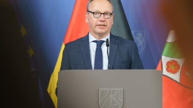 Der Justizminister am Rednerpult während der Pressekonferenz
