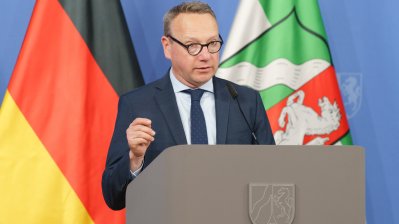 Der Justizminister am Rednerpult während der Pressekonferenz