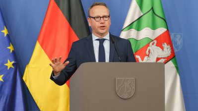 Der Justizminister am Rednerpult während der Pressekonferenz