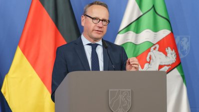 Der Justizminister am Rednerpult während der Pressekonferenz