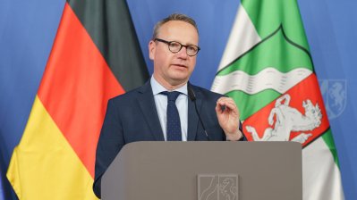 Der Justizminister am Rednerpult während der Pressekonferenz