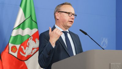 Der Justizminister am Rednerpult während der Pressekonferenz