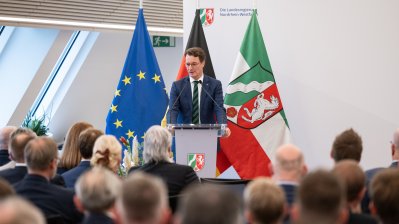 MP Wüst während seiner Rede