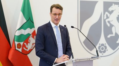 MP Wüst während seiner Rede