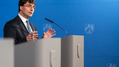 Finanzminister Dr. Marcus Optendrenk steht am Rednerpult