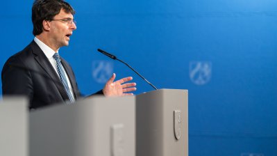 Finanzminister Dr. Marcus Optendrenk steht am Rednerpult