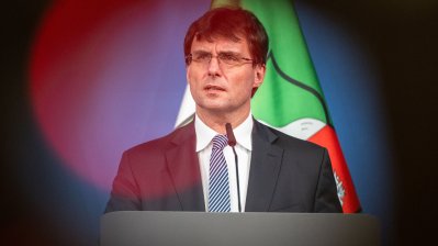 Finanzminister Dr. Marcus Optendrenk steht am Rednerpult