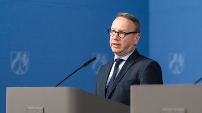 Justizminister Dr. Benjamin Limbach steht am Rednerpult