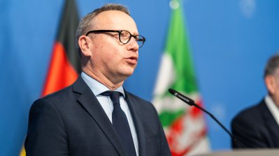 Justizminister Dr. Benjamin Limbach steht am Rednerpult