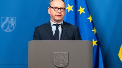 Justizminister Dr. Benjamin Limbach steht am Rednerpult